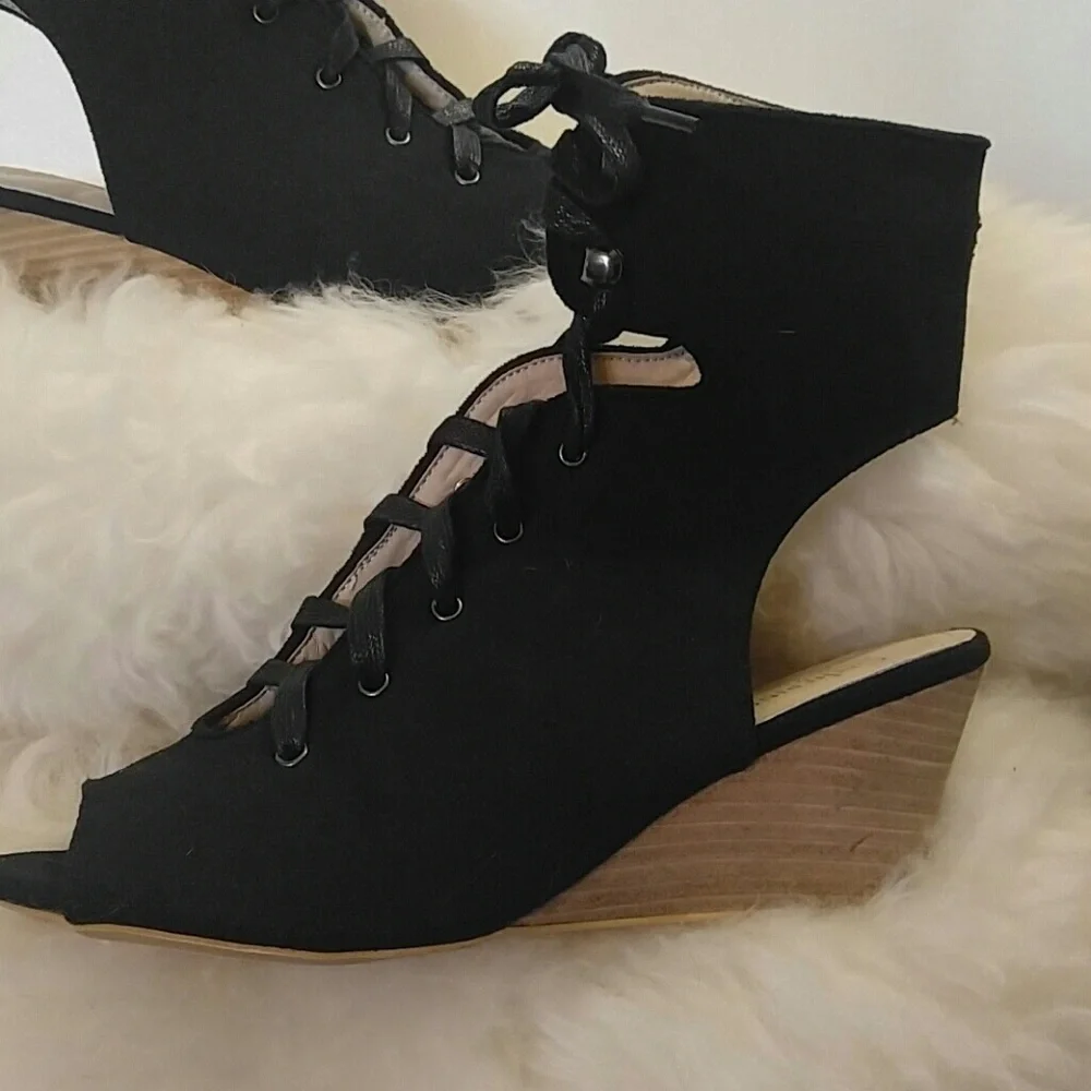 NWOT peep toe lace up‎ wedges